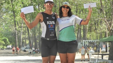 Francisco Moisés y Guada Villanueva con el premio por haber ganado. Foto: Manantial Deportivo 