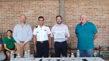 El intendente Mariano Lavín firmó un compromiso de acuerdo con la Asociación. Foto: Gentileza.