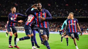Kessié le dio el gol del triunfo a Barcelona en el tiempo de descuento. (Foto: AP)