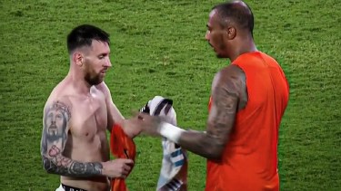 Eloy Room sufrió los siete goles de la Selección Argentina, pero se llevó el mejor premio de la noche: la camiseta de Messi. Foto Captura.
