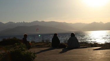 Dina Huapi posee casi 5 kmts de costa sobre el lago Nahuel Huapi, con acceso libre a playas públicas muy tranquilas. Fotos Turismo Dina Huapi.