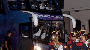 La alegría de un granadero cuando Messi le dio la mano en Santiago del Estero: mirá su reacción