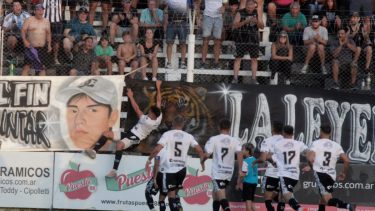 Cabral, colgado del alambrado, festeja su gol. (Foto: Oscar Livera)