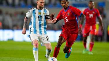 Lionel Messi con la pelota, la cinta de capitán y las tres estrellas en la camiseta. El sueño se hizo realidad. (AP Photo/Natacha Pisarenko)