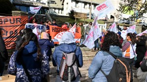 Estatales de organismos provinciales en Bariloche reclamaron la reincorporación de los despedidos