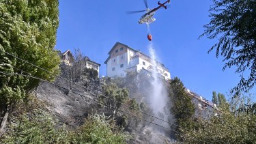 El incendio de la barda del Ñireco puso en riesgo viviendas y generó tensión esta mañana en Bariloche. Fue sofocado. Foto: Chino Leiva