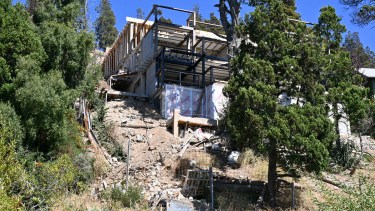 La obra, en Bustillo 4,400 de Bariloche, comenzó hace un año y fue clausurada en 2022, pero nunca se detuvo. Ahora hay multas. Foto: Chino Leiva