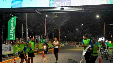 El peruano René Champi ganó la Corrida con un tiempo de 29 minutos y 8 segundos. foto: Matías Subat 