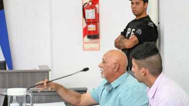 Vila junto al imputado Franco Hernández, en el juicio por coacción en Cipolletti (Florencia Salto) 