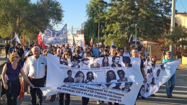 Familiares, HIJOS y agrupaciones políticas marcharon en Cutral Co (Foto: Andrea Vazquez)