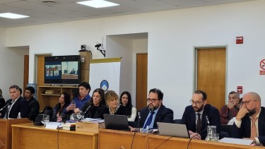 Hubo cinco imputados en la sala y dos la siguieron por Zoom. (Foto: Andrea Vazquez)