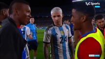 Imagen de Dos jugadores de Panamá hicieron piedra, papel o tijera por la camiseta de Enzo Fernández