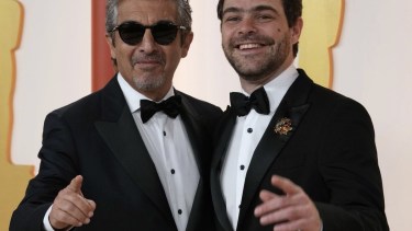 Ricardo Darín y Peter Lanzani posaron juntos en la alfombra champagne de los Oscar 2023. (@agenciatelam).-