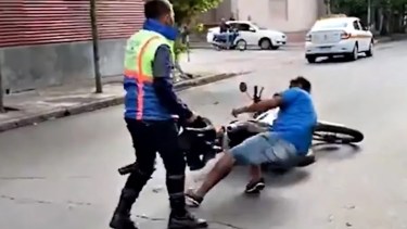 El inspector noqueó al taxista de un golpe.