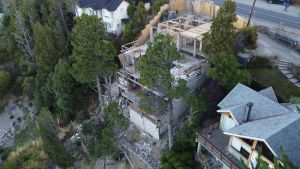 Construyen un edificio ilegal que invade la línea de ribera del lago Nahuel Huapi en Bariloche