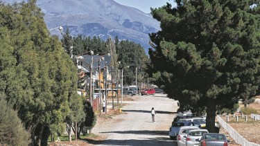 La calle Estados Unidos es una de las más transitada de Dina Huapi. Foto: Chino Leiva