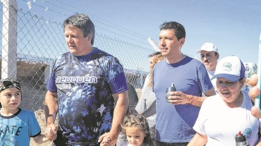El jefe comunal de campaña en los barrios del oeste de Neuquén.