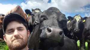 Julián y su «andá payá bobo» con las vacas de Irlanda