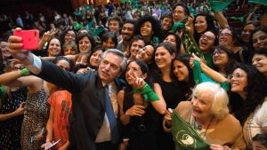 Alberto Fernández se calzó la remera del 8M: «mi mérito fue ponerme al frente de la marea verde»