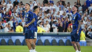 En la previa del partido de Argentina, los jugadores salieron a la cancha a saludar