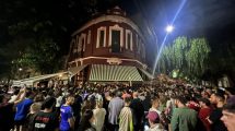 Imagen de Lionel Messi fue a cenar a la parrilla Don Julio y afuera se llenó de hinchas