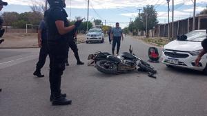Motochorros robaron elementos de un auto, perdieron el control y fueron detenidos en Roca