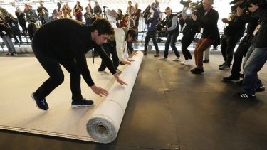 Es la primera vez que el color de la alfombra es alterado. 