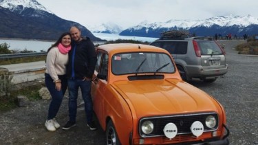 En un Renault 4 Naza y Mike recorrieron los mejores paisajes de la Patagonia. Fotos y videos en Instagram @nazamansillaa  y @mike_barabas.