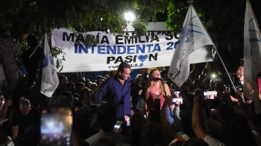 La intendenta, María Emilia Soria, junto a su hermano, ministro nacional, en los festejos sobre calle Tucumán casi Córdoba. (Foto: Juan Thomes)
