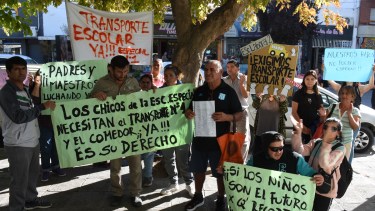 Los padres exigieron a las autoridades de Educación la puesta en marcha del servicio. foto: Juan Thomes.