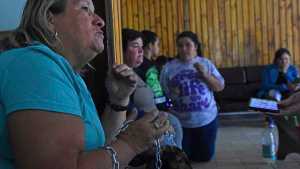 «A vos te parece que se puede vivir con 40 mil pesos», preguntó la mujer encadenada en la Regional de Roca