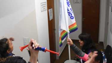 Con bombos, bocinas y redoblantes, los docentes subieron al primer piso de la Coordinación de Educación. foto: Juan Thomes
