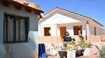 Imagen de Por los sismos en Vaca Muerta, la Provincia construye casas de madera: ¿Cómo son?
