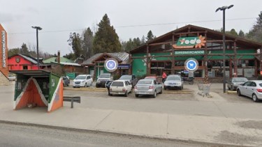 El supermercado está ubicado en el kilómetro 8.7 de la avenida Bustillo. 