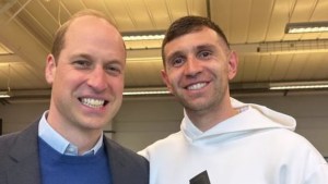 El príncipe William se sacó una foto con el Dibu Martínez