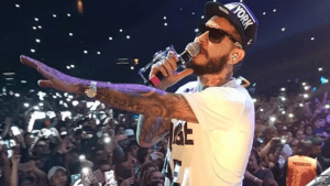 Video: tiraron a Ulises Bueno del escenario y le robaron sus pertenencias en pleno show