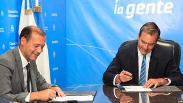 El gobernador Omar Gutiérrez y el ministro de Justicia de la Nación Martín Soria firmaron hoy a las 12,15 la ratificación del acuerdo 2017 de traspaso definitivo de la ex U9 (foto gentileza)