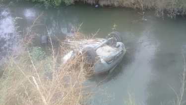 El vehículo fue encontrado ayer al mediodía en un desagüe ubicado en cercanías a la Ruta 22. Foto gentileza