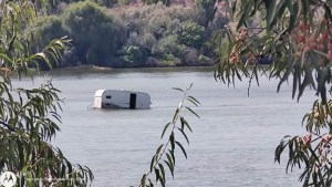 Apareció una casilla rodante flotando en el medio del río Negro