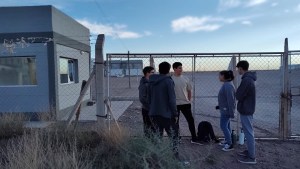 Estudiantes de Añelo tomaron la escuela para exigir el inicio de clases, entre otros reclamos
