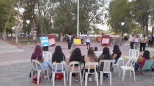 Por falta de edificio, estudiantes iniciaron las clases en una plaza de Rincón de los Sauces
