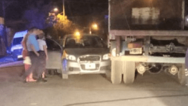 Un conductor alcoholizado manejó en contramano y chocó contra un camión estacionado. Foto: Centenario Digital.