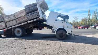 El chasis se quebró y el rodado quedó en medio de la ruta. Foto gentileza