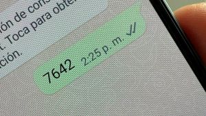 WhatsApp: por qué los jóvenes se mandan “7642″ como mensaje y qué significa