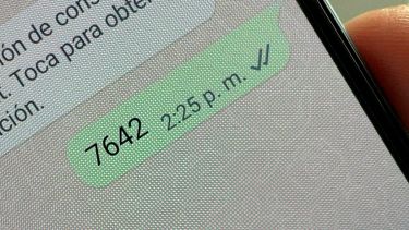 WhatsApp: por qué los jóvenes se mandan “7642″ como mensaje y qué significa