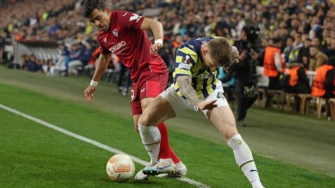 Marcos Acuña gana la pelota sobre un costado en la clasificación de Sevilla. Fotos: AP