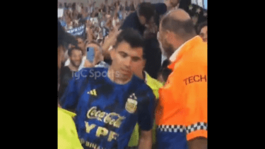Acuña se metió entre la gente a saludar antes del partido.