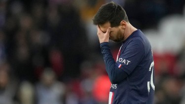 Lionel Messi se agarra la cabeza tras el pitazo final en la derrota 0-2 de PSG ante Rennes. Foto: AP 