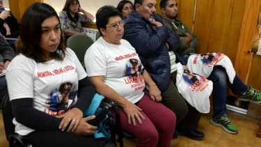 Alicia Ocares, su esposo Benjamín Muñoz esperan desde hace 6 años y 7 meses que se esclarezca el homicidio de su hijo y empleado policial, Lucas Muñoz. (foto de archivo)