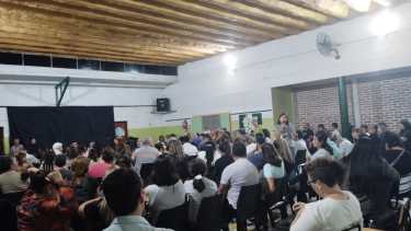 La asamblea se realizó ayer por la tarde en la escuela ubicada en Gelonch y Santa Cruz. foto: gentileza.